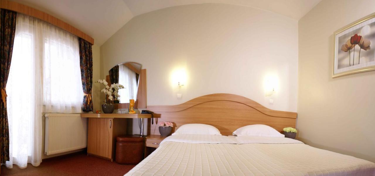 Villa Brussels Deva Bagian luar foto