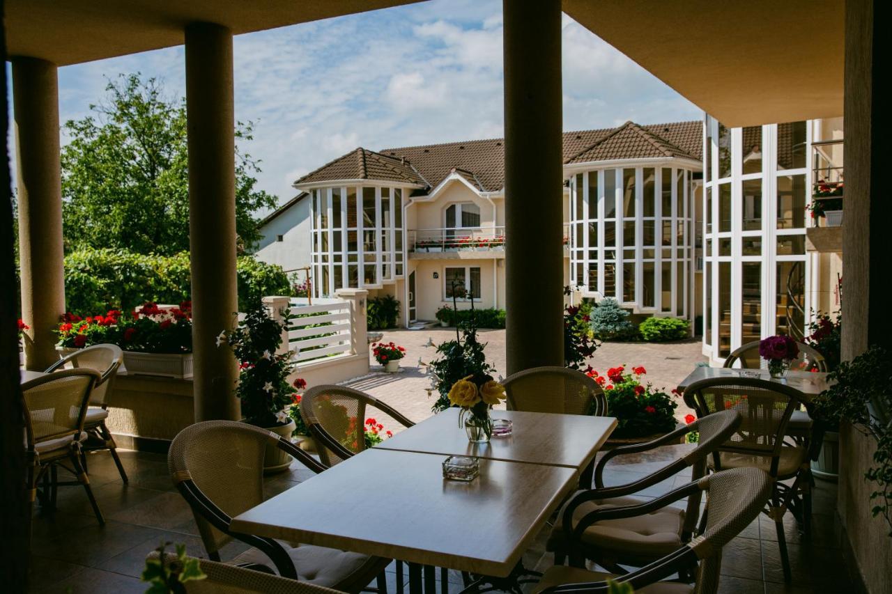 Villa Brussels Deva Bagian luar foto