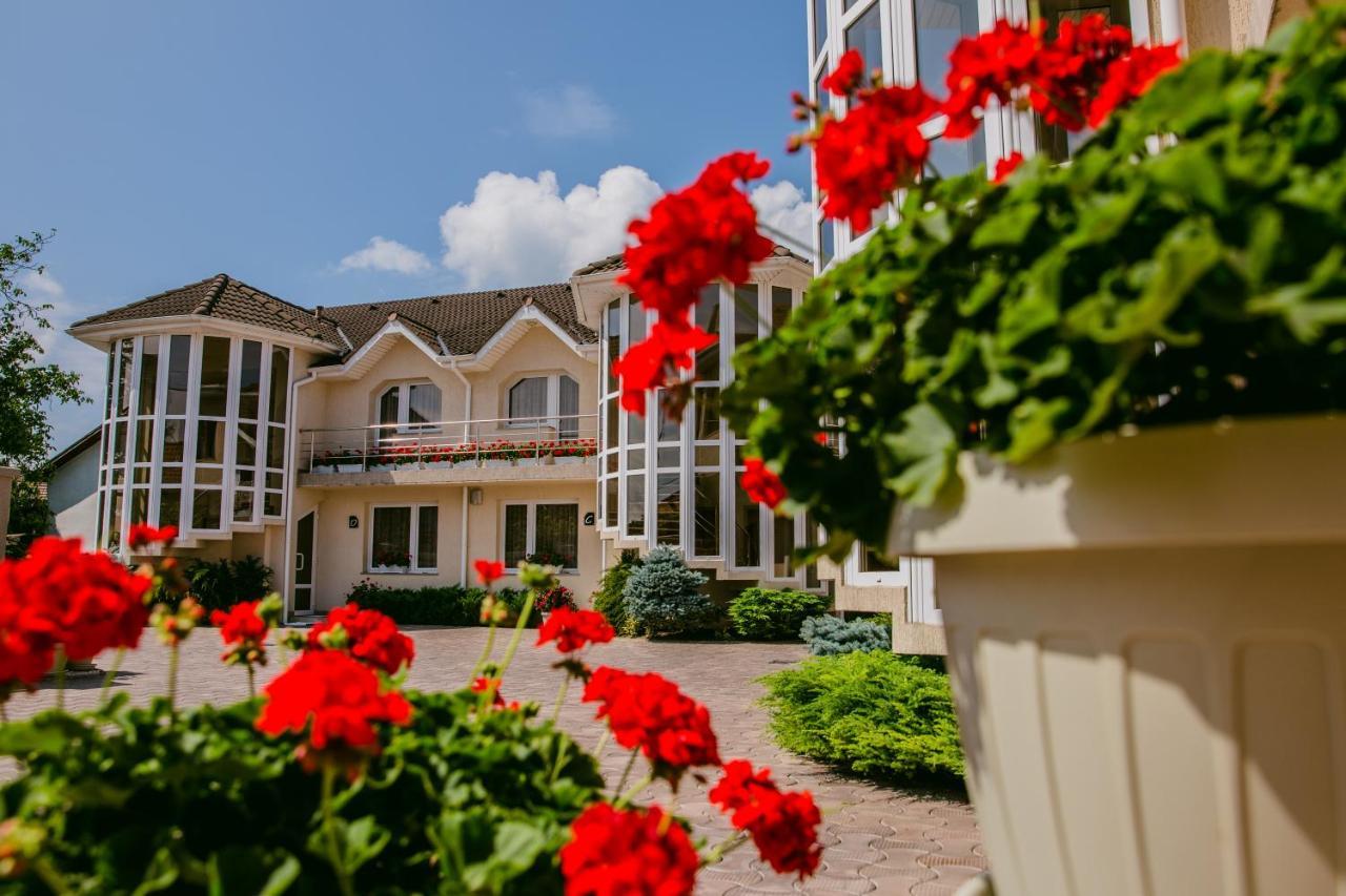 Villa Brussels Deva Bagian luar foto