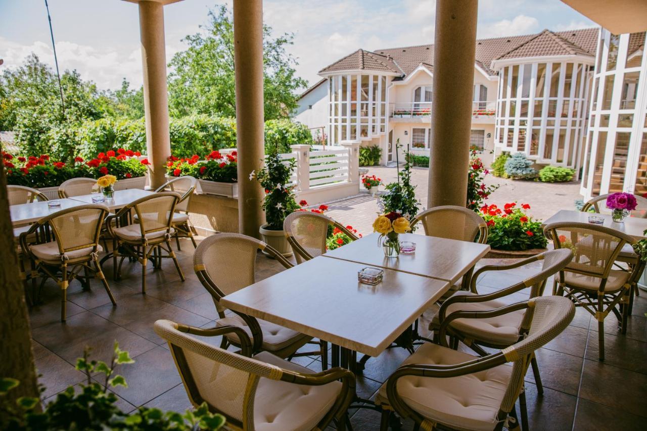 Villa Brussels Deva Bagian luar foto