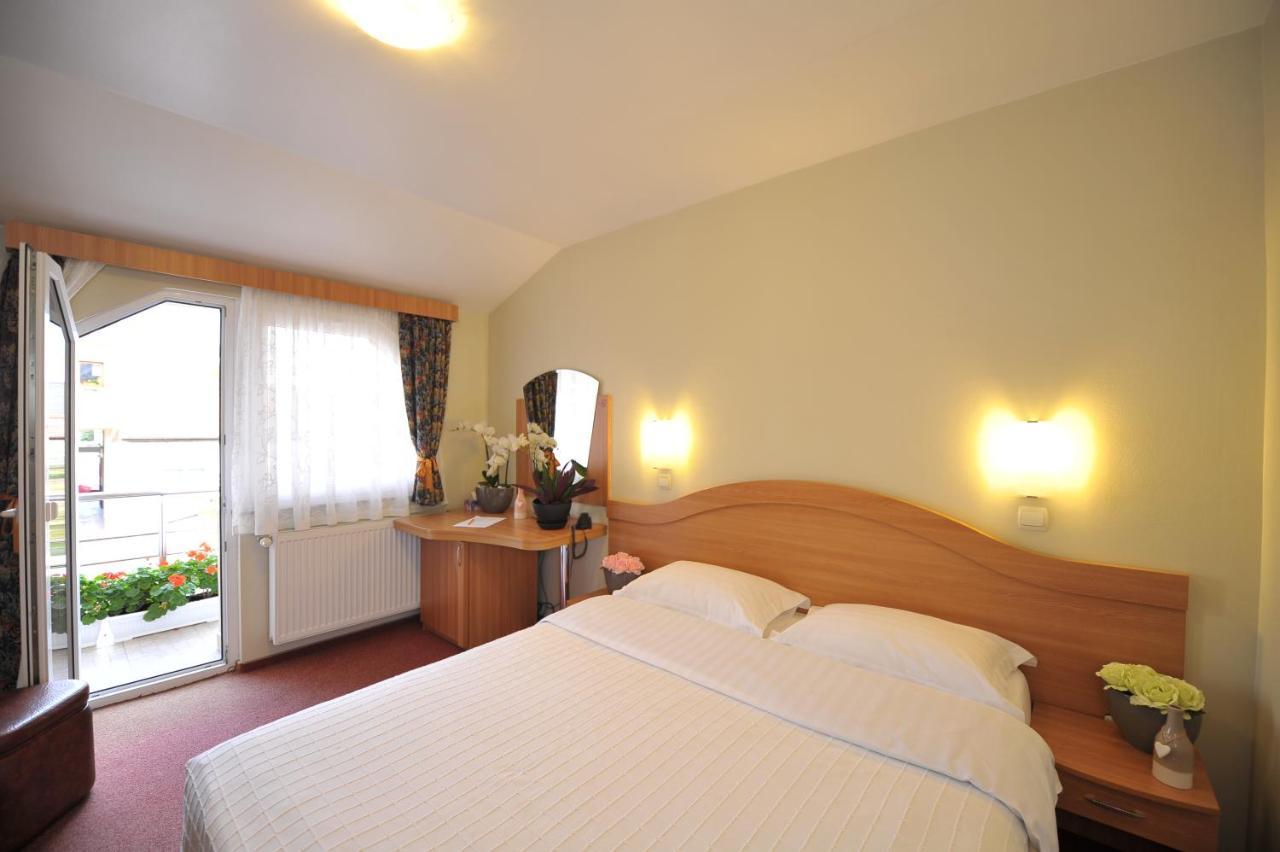 Villa Brussels Deva Bagian luar foto