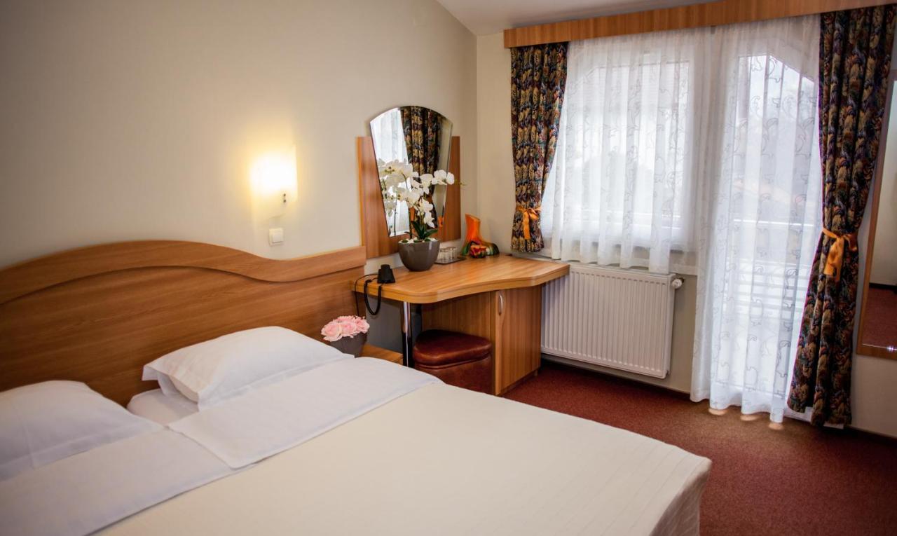 Villa Brussels Deva Bagian luar foto
