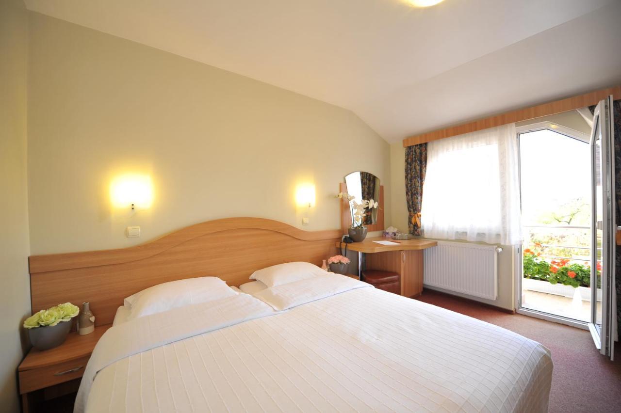 Villa Brussels Deva Bagian luar foto