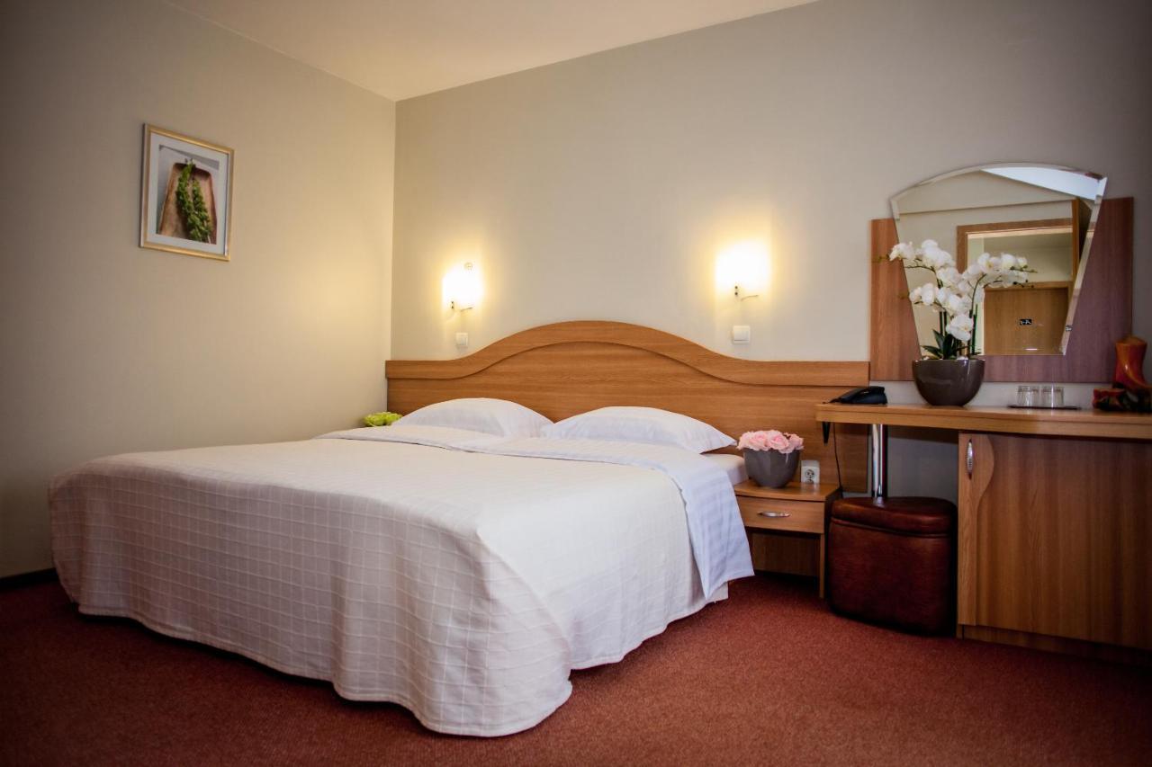 Villa Brussels Deva Bagian luar foto