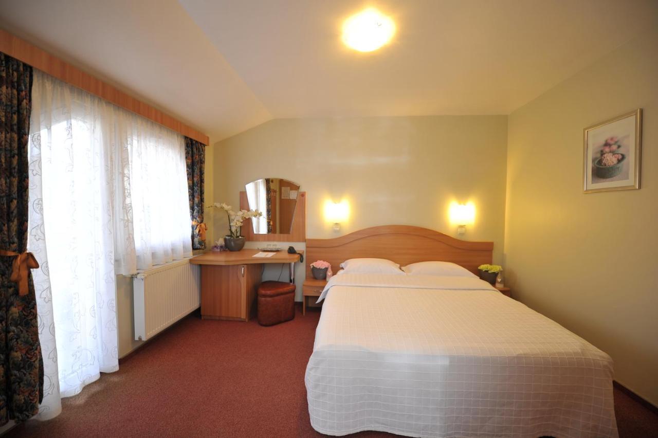 Villa Brussels Deva Bagian luar foto